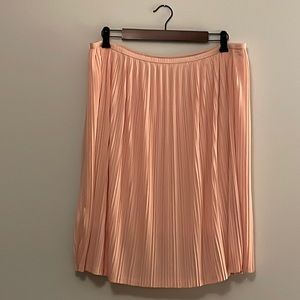 Soft pink womens pleated skirt. Size L.